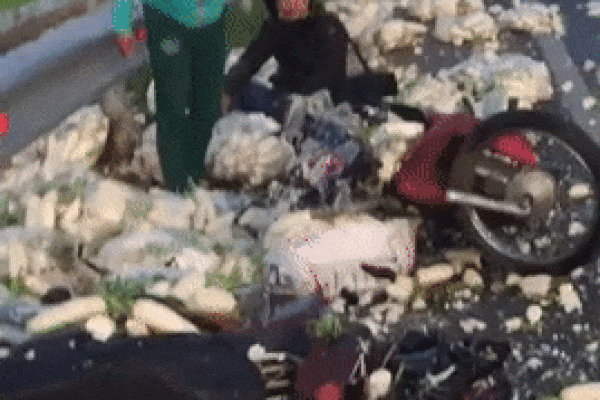 Clip: Đỗ xe chắn đường bị nhắc nhở, tài xế nhấn ga lao lên khiến dân làng tháo chạy-2