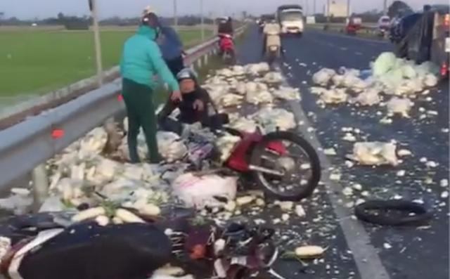 CLIP: 1 người tử vong, 1 phụ nữ văng cả chục mét sau va chạm ở Quốc lộ 91-2