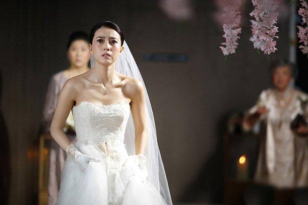 Lên tầng 2 nhà chồng, tôi sững sờ trước người phụ nữ mặc áo dài trang điểm xinh xắn-3