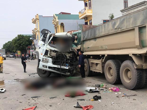 Ninh Bình: Hai ô tô đấu đầu kinh hoàng, 4 người nhập viện khẩn cấp-1