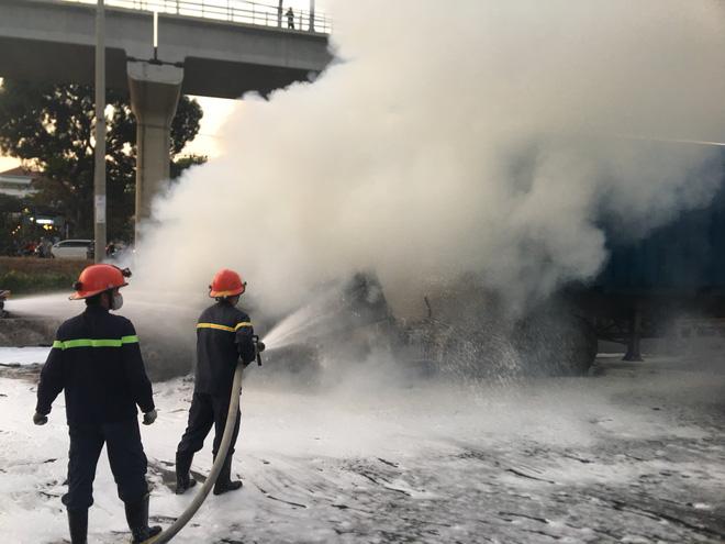 TP.HCM: Xe container nát vụn sau khi bốc cháy như đuốc trên xa lộ Hà Nội-2