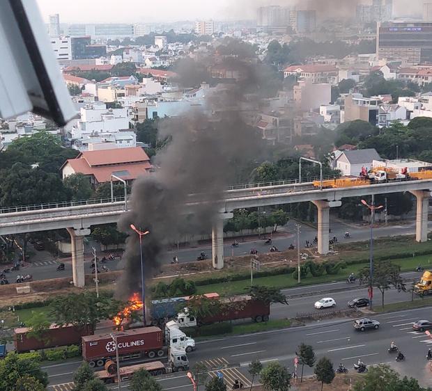 TP.HCM: Xe container nát vụn sau khi bốc cháy như đuốc trên xa lộ Hà Nội-1