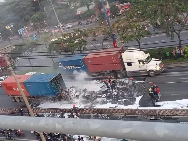 TP.HCM: Xe container nát vụn sau khi bốc cháy như đuốc trên xa lộ Hà Nội-3