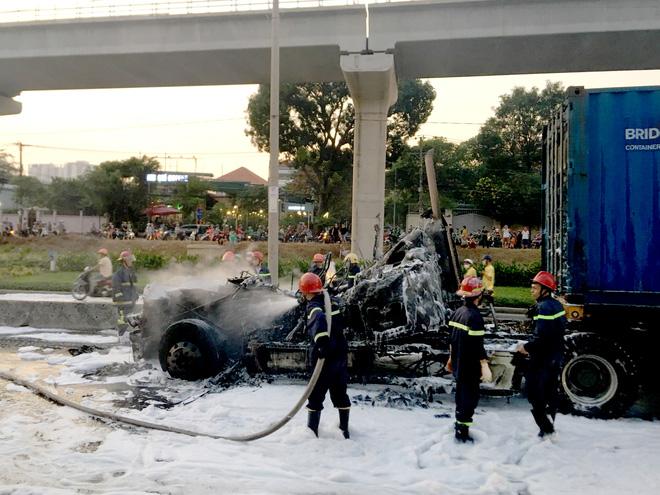 TP.HCM: Xe container nát vụn sau khi bốc cháy như đuốc trên xa lộ Hà Nội-4