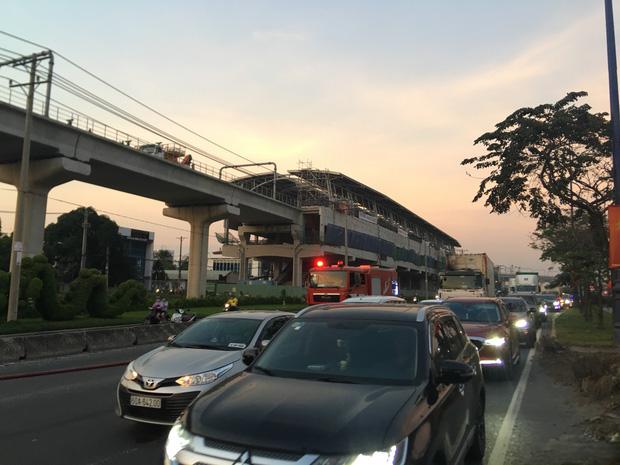 TP.HCM: Xe container nát vụn sau khi bốc cháy như đuốc trên xa lộ Hà Nội-5