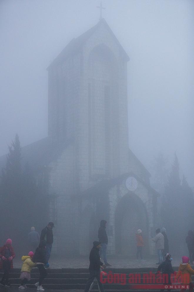 Nhiệt độ xuống âm, khách du lịch ùn ùn kéo lên Sapa đợi tuyết-1