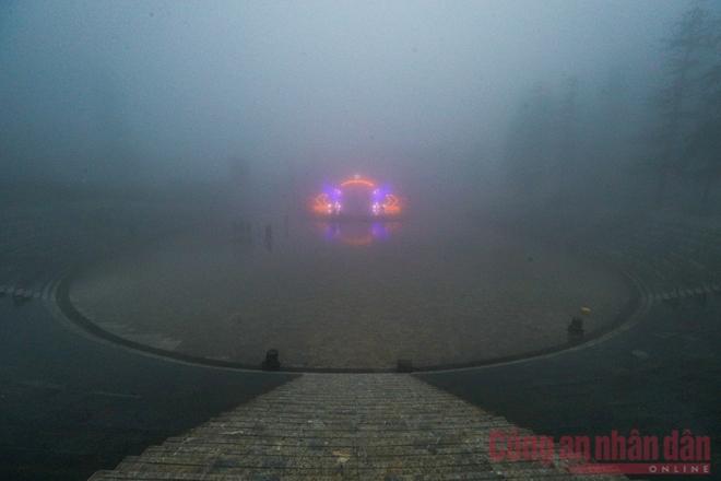 Nhiệt độ xuống âm, khách du lịch ùn ùn kéo lên Sapa đợi tuyết-10