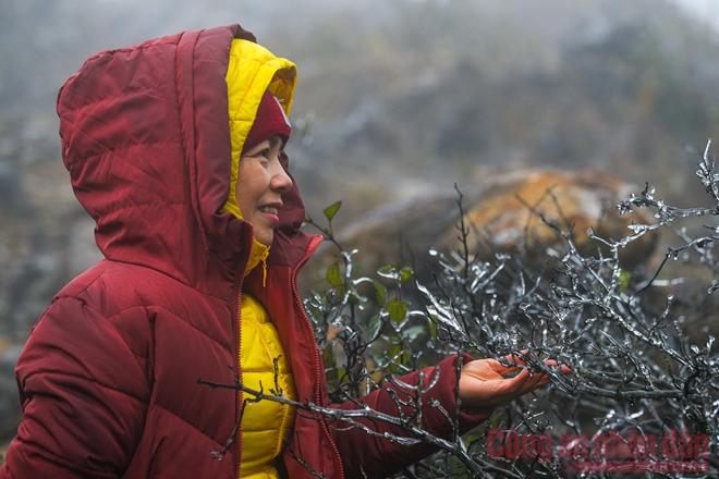 Nhiệt độ xuống âm, khách du lịch ùn ùn kéo lên Sapa đợi tuyết-3