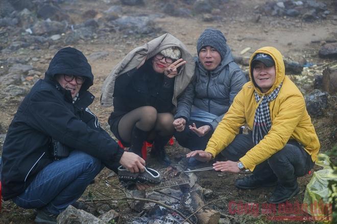 Nhiệt độ xuống âm, khách du lịch ùn ùn kéo lên Sapa đợi tuyết-4