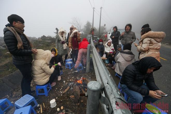 Nhiệt độ xuống âm, khách du lịch ùn ùn kéo lên Sapa đợi tuyết-6