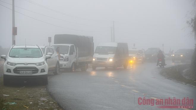 Nhiệt độ xuống âm, khách du lịch ùn ùn kéo lên Sapa đợi tuyết-7
