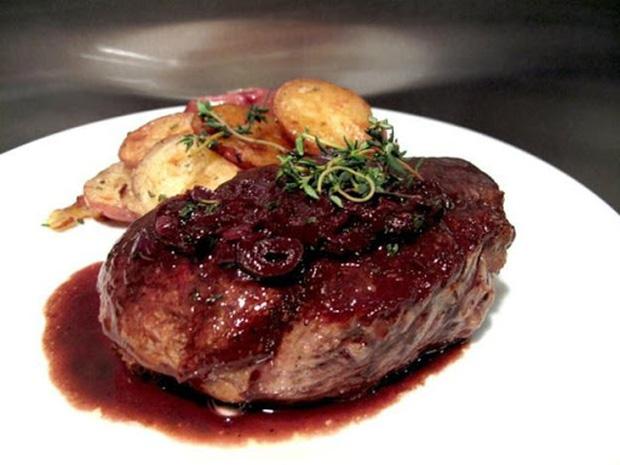 Lộ thực đơn xịn sò trong đám cưới lần 3 của Bùi Tiến Dũng ở khách sạn hạng sang-3