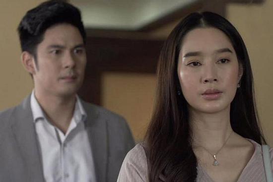 Chuẩn bị đi sắm đồ thì mẹ chồng ném thẳng vào mặt tôi 3 ngàn đồng rồi tuyên bố một câu sốc óc