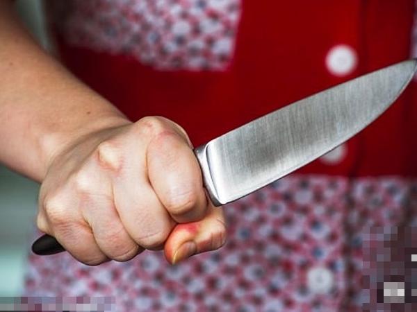 Bị vợ dùng dao cắt phăng của quý vì dám ngoại tình-1