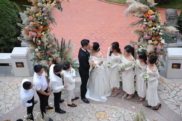 Nhan sắc vợ Bùi Tiến Dũng trong đám cưới ở Hà Nội có gì khác biệt?-8