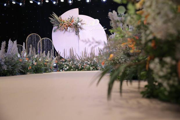 Nhan sắc vợ Bùi Tiến Dũng trong đám cưới ở Hà Nội có gì khác biệt?-1