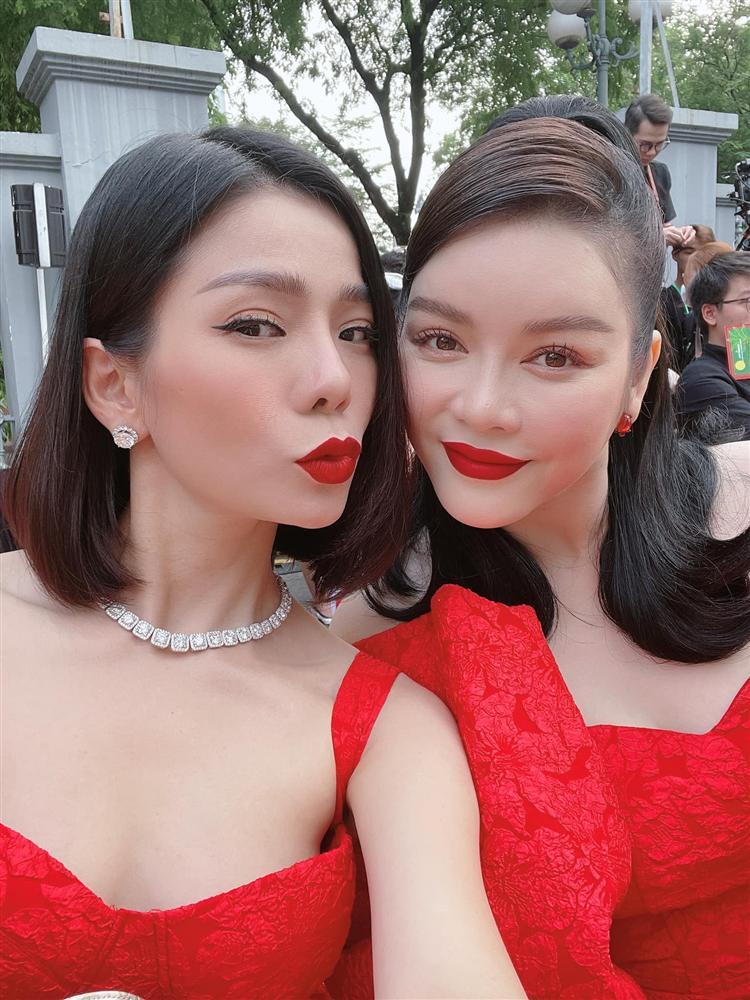 Lệ Quyên - Lý Nhã Kỳ chụp ảnh chung: Bức hình ngào ngạt mùi tiền-1