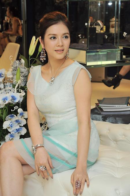 Lệ Quyên - Lý Nhã Kỳ chụp ảnh chung: Bức hình ngào ngạt mùi tiền-12