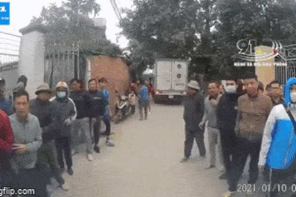 Clip: Đỗ xe chắn đường bị nhắc nhở, tài xế nhấn ga lao lên khiến dân làng tháo chạy-1