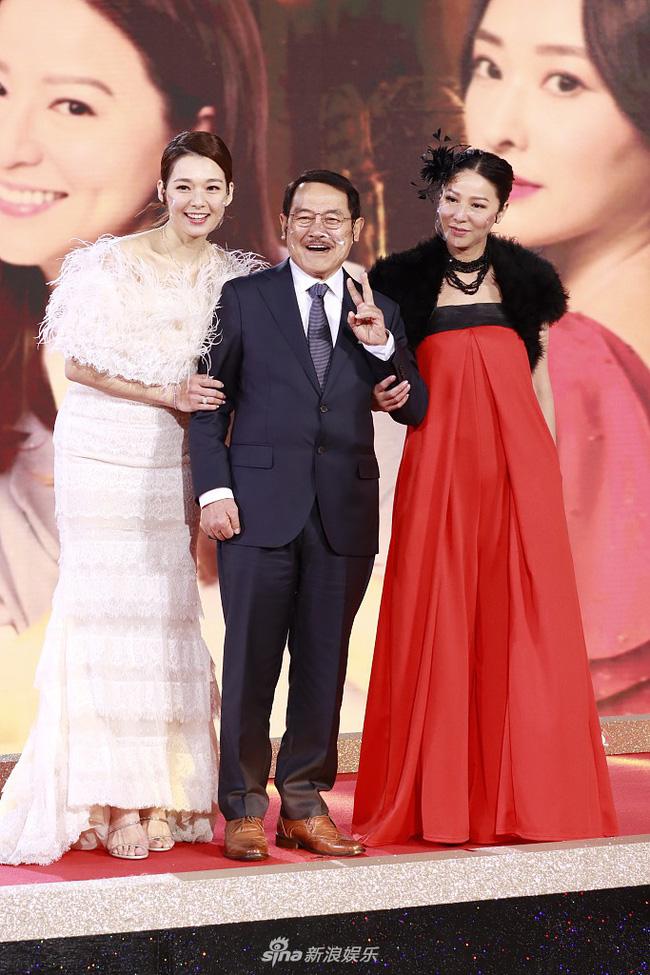 Lưu Đan - bố Lưu Khải Uy bên cạnh Lữ Tuệ Nghi và Đằng Lệ Danh