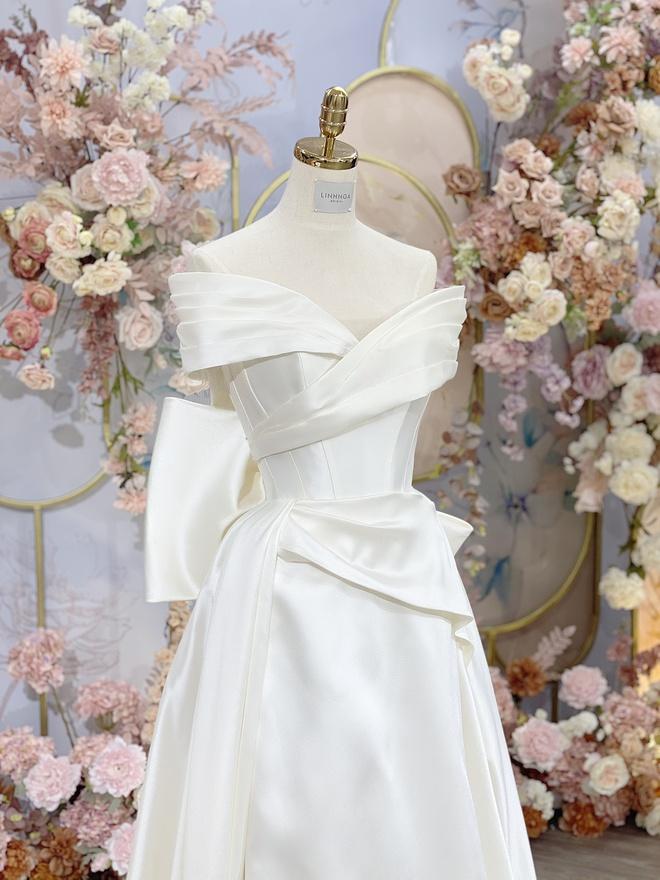 Cận cảnh váy cưới xoa hoa có giá 800 triệu đồng của vợ chồng Bùi Tiến DũngKhánh  Linh  Ghiền Bóng Đá