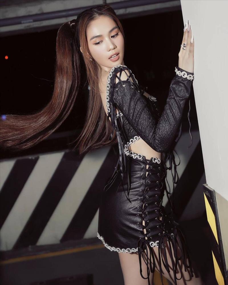 Mặc váy ngắn như gang tay, Ngọc Trinh dùng mẹo cực hay để tránh lộ nội y khi xuống xe-1