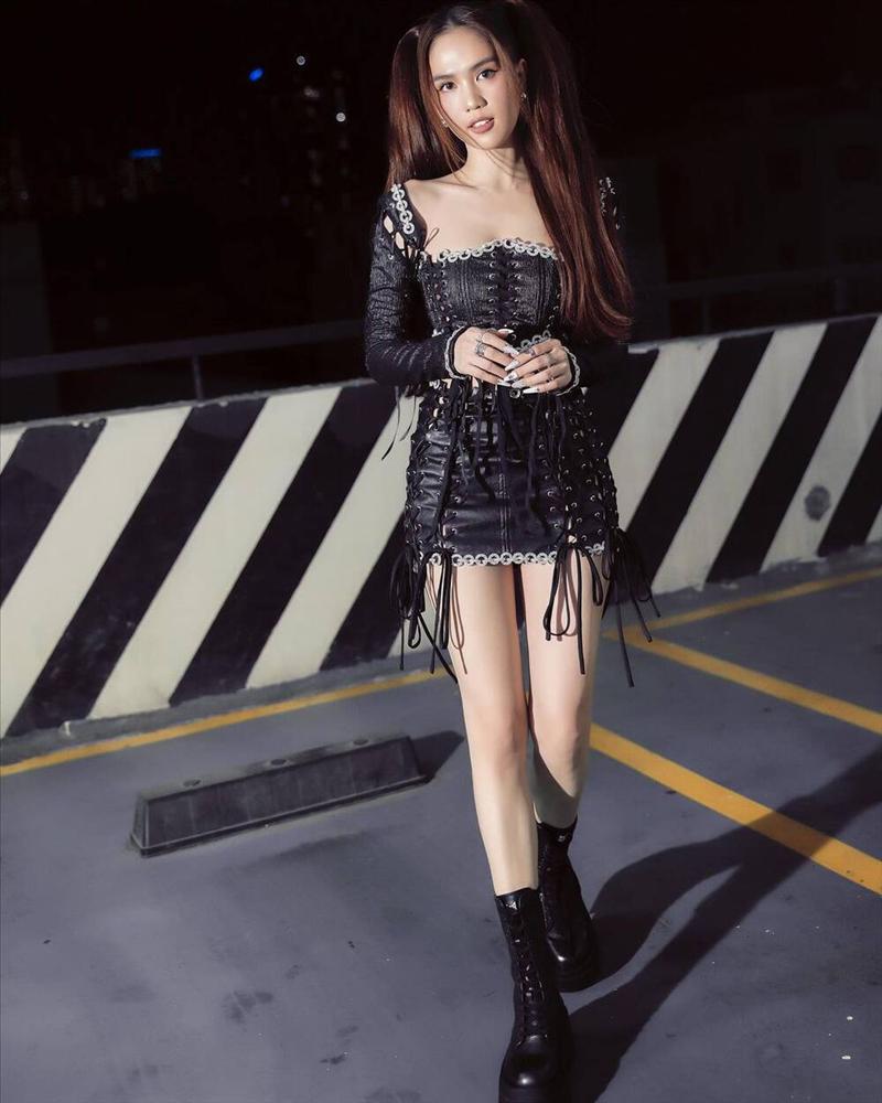 Mặc váy ngắn như gang tay, Ngọc Trinh dùng mẹo cực hay để tránh lộ nội y khi xuống xe-5