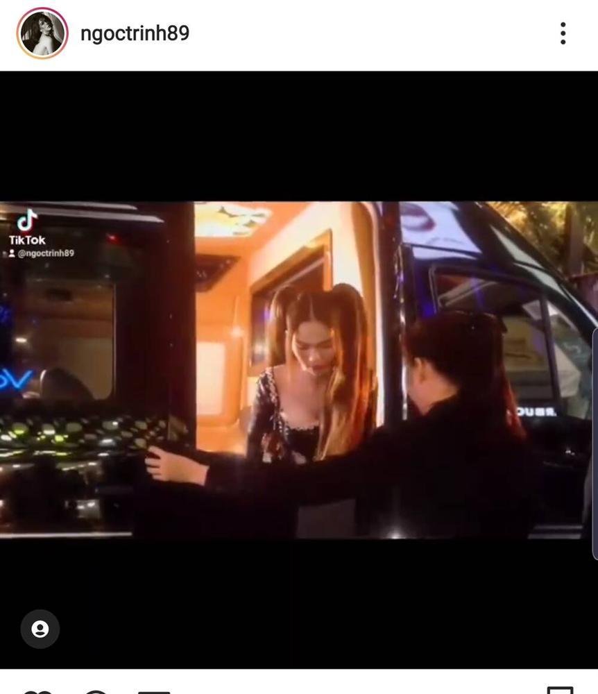 Mặc váy ngắn như gang tay, Ngọc Trinh dùng mẹo cực hay để tránh lộ nội y khi xuống xe-9