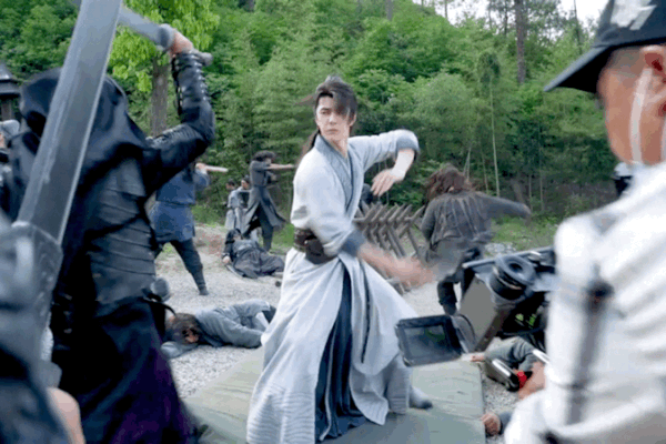 Vương Nhất Bác bị thương vì tự thực hiện cảnh hành động-1