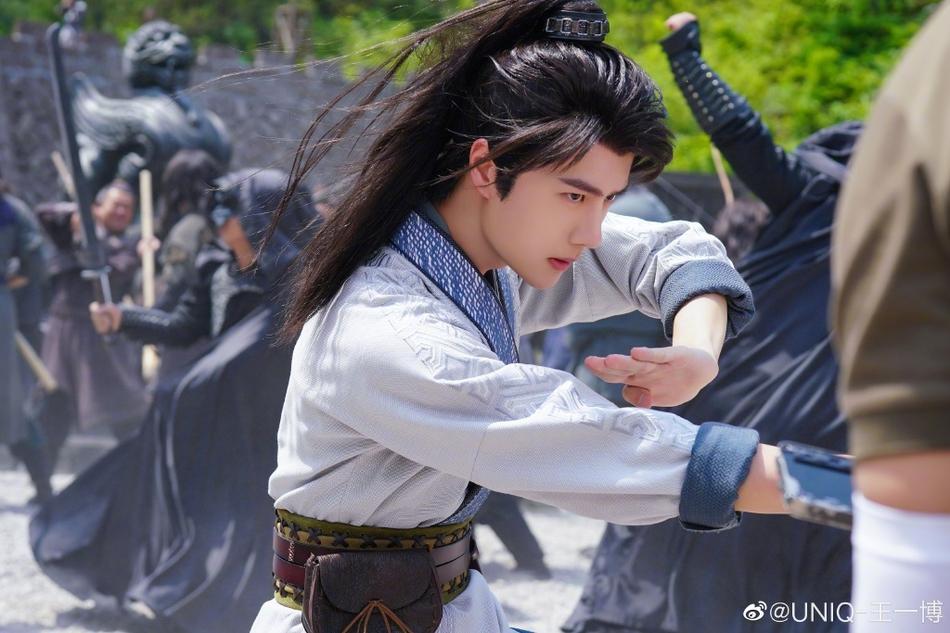 Vương Nhất Bác bị thương vì tự thực hiện cảnh hành động-4