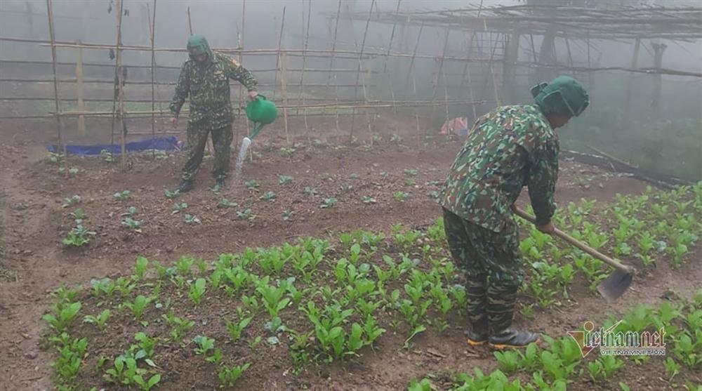 Băng giá trắng xóa, bộ đội trực chiến nơi biên ải rét buốt thấu xương-10