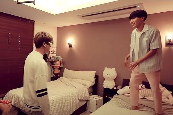 Giàu nứt đố đổ vách nhưng Jimin và J-Hope BTS vẫn cùng nhau làm điều này-1