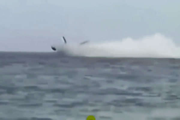 Lan truyền đoạn clip máy bay Indonesia lao thẳng xuống biển, sự thật thế nào?