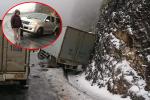 Clip: Trâu bò ngã dúi dụi trên đường trơn trượt, chết do băng tuyết ở Lào Cai-6