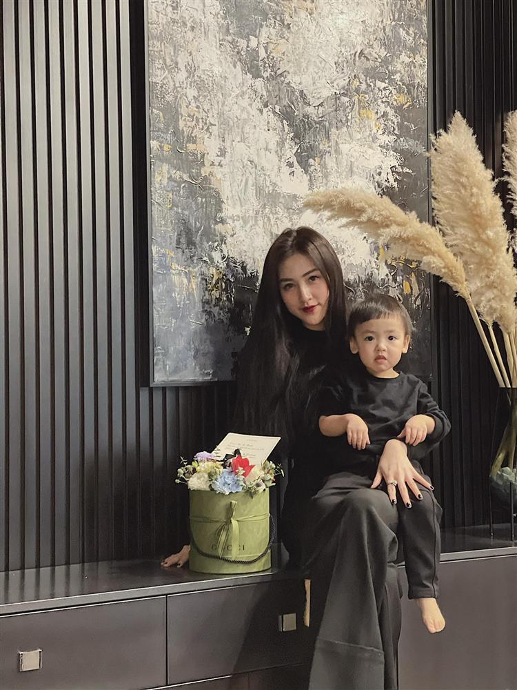 Á hậu Tú Anh lần đầu hé lộ bố chồng quyền lực-1