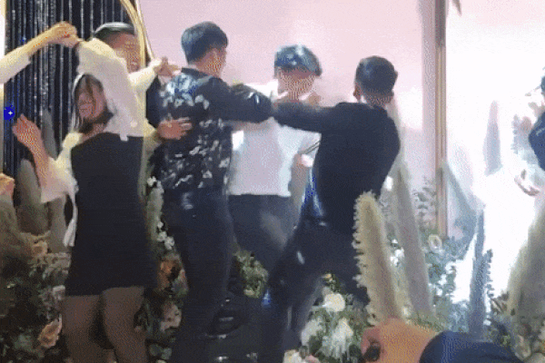 Nhún nhảy cùng Quang Hải, Xuân Trường suýt sấp mặt tại đám cưới Bùi Tiến Dũng-1