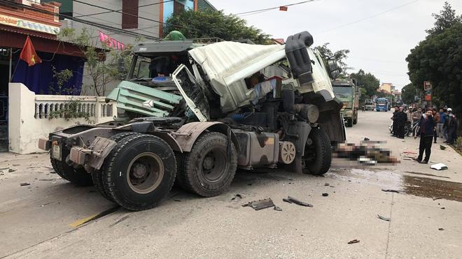 Clip: Xe đầu kéo bị xe ben đâm nát, 3 người văng khỏi cabin-1