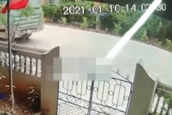 Clip: Chạy trốn CSGT, hai thanh niên đánh lái đâm trực diện đầu xe tải, tan nát đầu xe-1