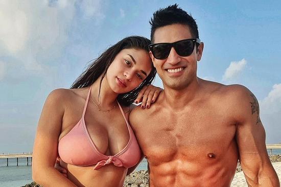 E ấp bên bạn trai, Hoa hậu Hoàn vũ Pia gây sốt với ngực to ngang đầu