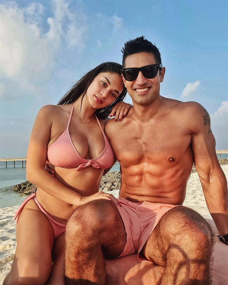 Nữ MC check hàng Hoa hậu Pia Wurtzbach trên sóng truyền hình-4