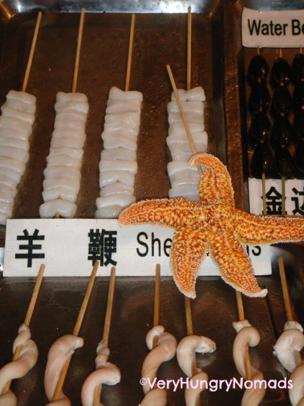 Ngẩu pín cừu
Bạn không nhìn nhầm đâu, đây chính là dương vật của loài cừu. Những người đầu bếp sẽ xiên chúng sau đó luộc hoặc nướng và dùng ngay khi còn nóng.