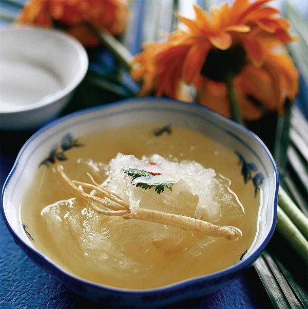 Yến xào
Đây là một món ăn ngon của Trung Quốc được làm bằng tổ của loài chim yến. Loài chim này làm tổ từ nước bọt của chính nó và sẽ cứng lại khi tiếp xúc với không khí. Người ta thường cho thêm nước luộc gà vào yến để làm món súp. Bên cạnh sự kỳ lạ, món ăn này còn nổi tiếng vì mức độ dinh dưỡng cao, mang lại rất nhiều lợi ích sức khỏe.