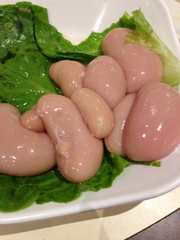 Kê gà
Kê gà dường như xuất hiện trong nhiều thực đơn ở Hong Kong. Kê gà trông giống như những hạt đậu trắng lớn được luộc hoặc rán với phần bên trong mềm, ngọt. Chúng chế biến trong nước dùng với gạo hoặc mì tùy chọn. Món ăn này cũng mang lại rất nhiều lợi ích cho sức khỏe, đặc biệt giúp nam giới bổ thận tráng dương.