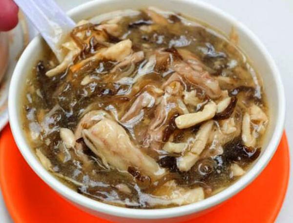 Súp rắn 
Súp rắn thường được ăn ở Hồng Kông, đặc biệt là vào mùa đông. Món súp này được coi là một món ăn dành cho người sành ăn. Chúng được chế biến với thịt rắn xé nhỏ bên trong. Nhiều người nói rằng nó có vị giống như thịt gà.