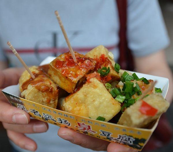 Đậu phụ thối
Đó là cái tên khiến hầu hết mọi người không thích, ngay cả khi họ chưa biết mùi vị thực sự như thế nào. Đây là một loại đậu phụ lên men có mùi rất mạnh. Bạn sẽ ngửi thấy trước khi nhìn thấy nó. Tuy nhiên, khi được chế biến kèm với các gia vị khác, chúng sẽ trở nên hấp dẫn và thu hút bất cứ khách du lịch nào.