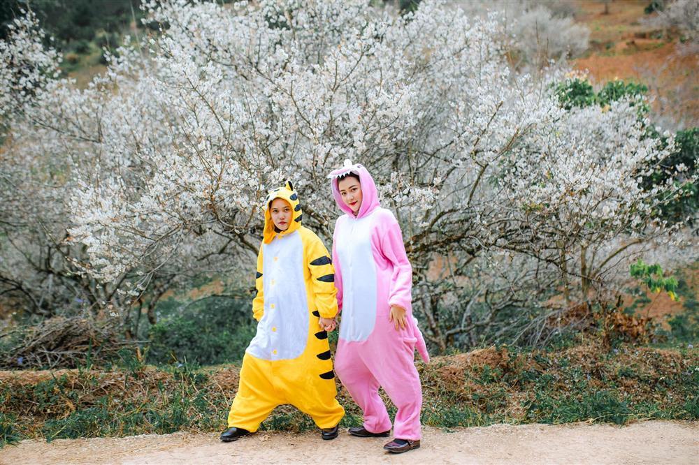 Cặp bạn thân ‘cọp vàng - khủng long’ vượt ngàn km lên Mộc Châu ‘săn’ mùa hoa mơ đẹp như bài thơ-1