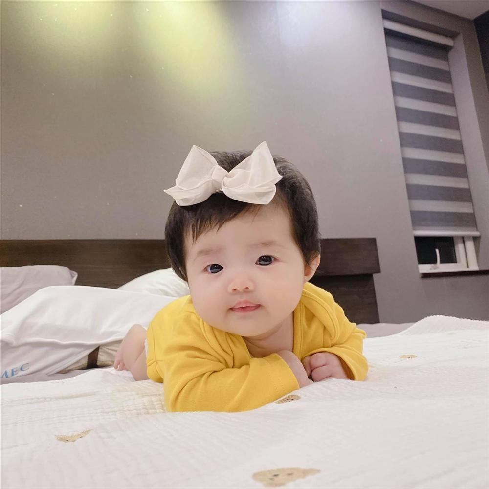 Đông Nhi khoe con gái trực diện, mặt giống Ông Cao Thắng không trượt nét nào-1