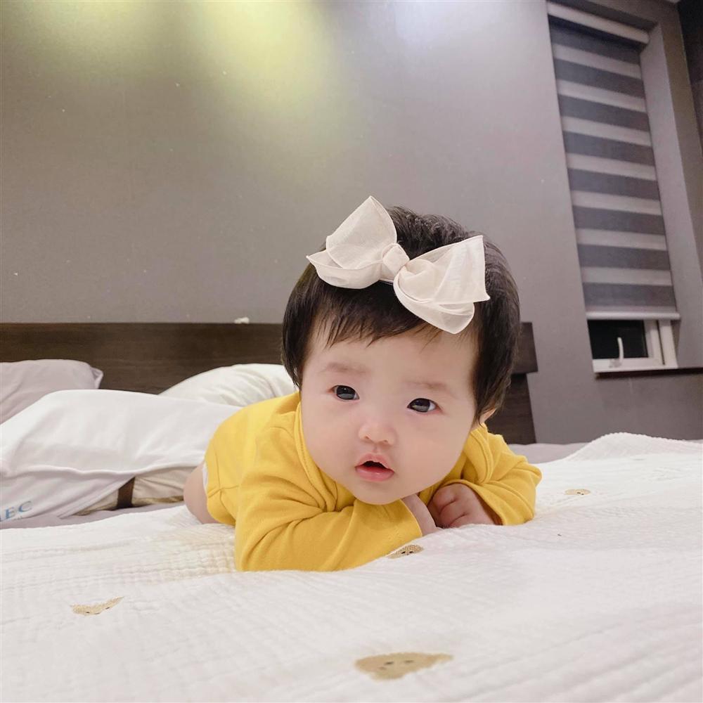 Đông Nhi khoe con gái trực diện, mặt giống Ông Cao Thắng không trượt nét nào-2