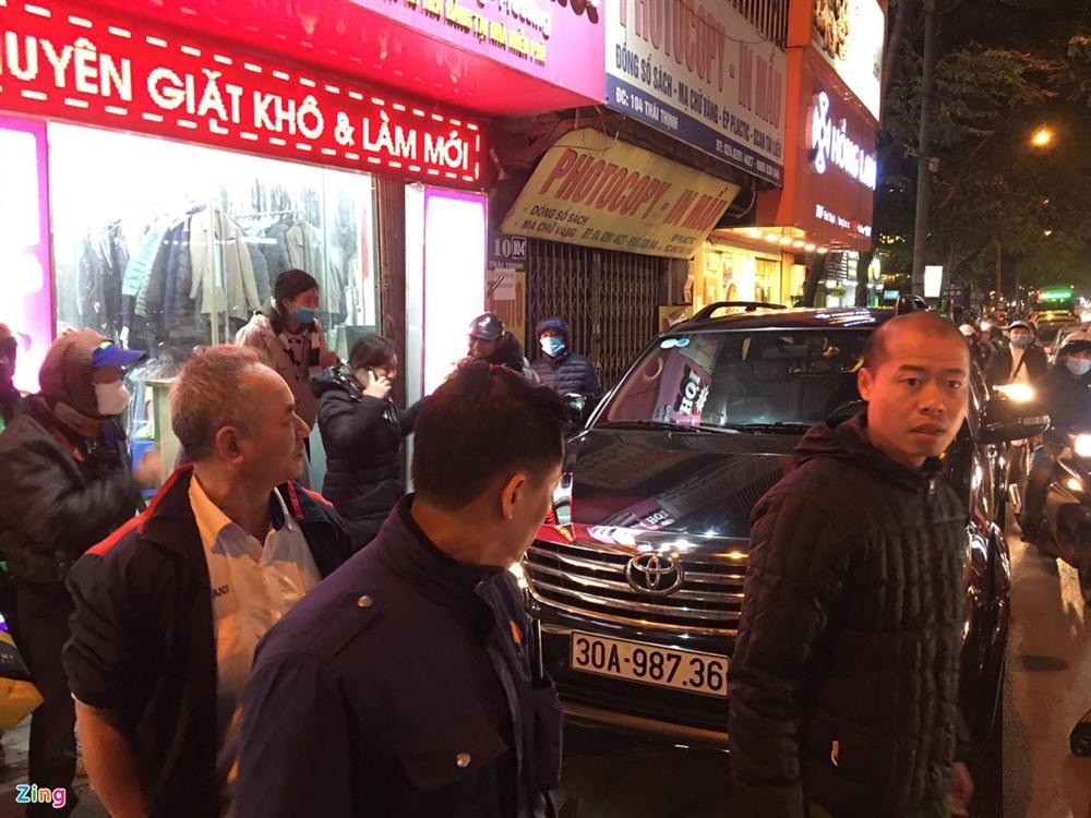 Nữ tài xế tông hàng loạt xe máy trên phố-1