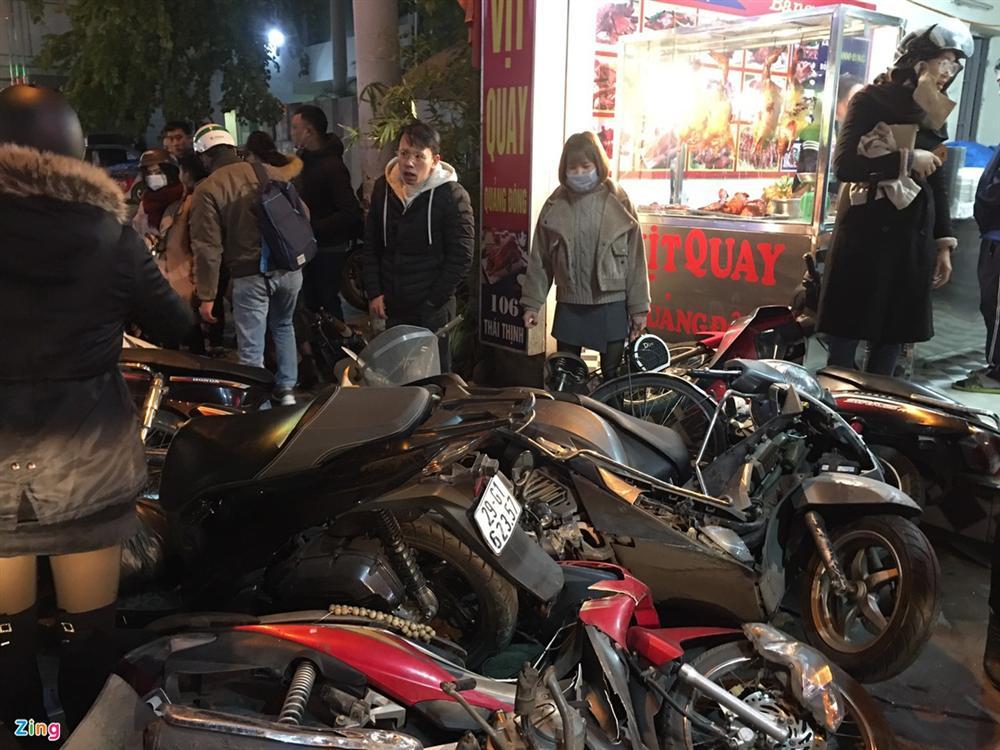 Nữ tài xế tông hàng loạt xe máy trên phố-2